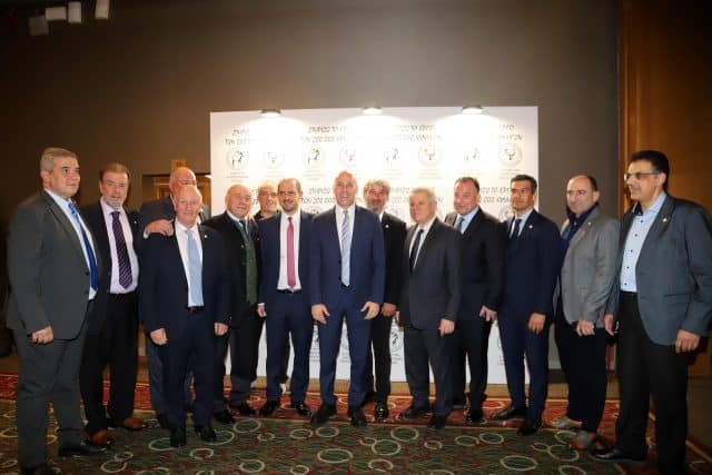 Ήταν όλοι εκεί για να ακούσουν τους κυνηγούς